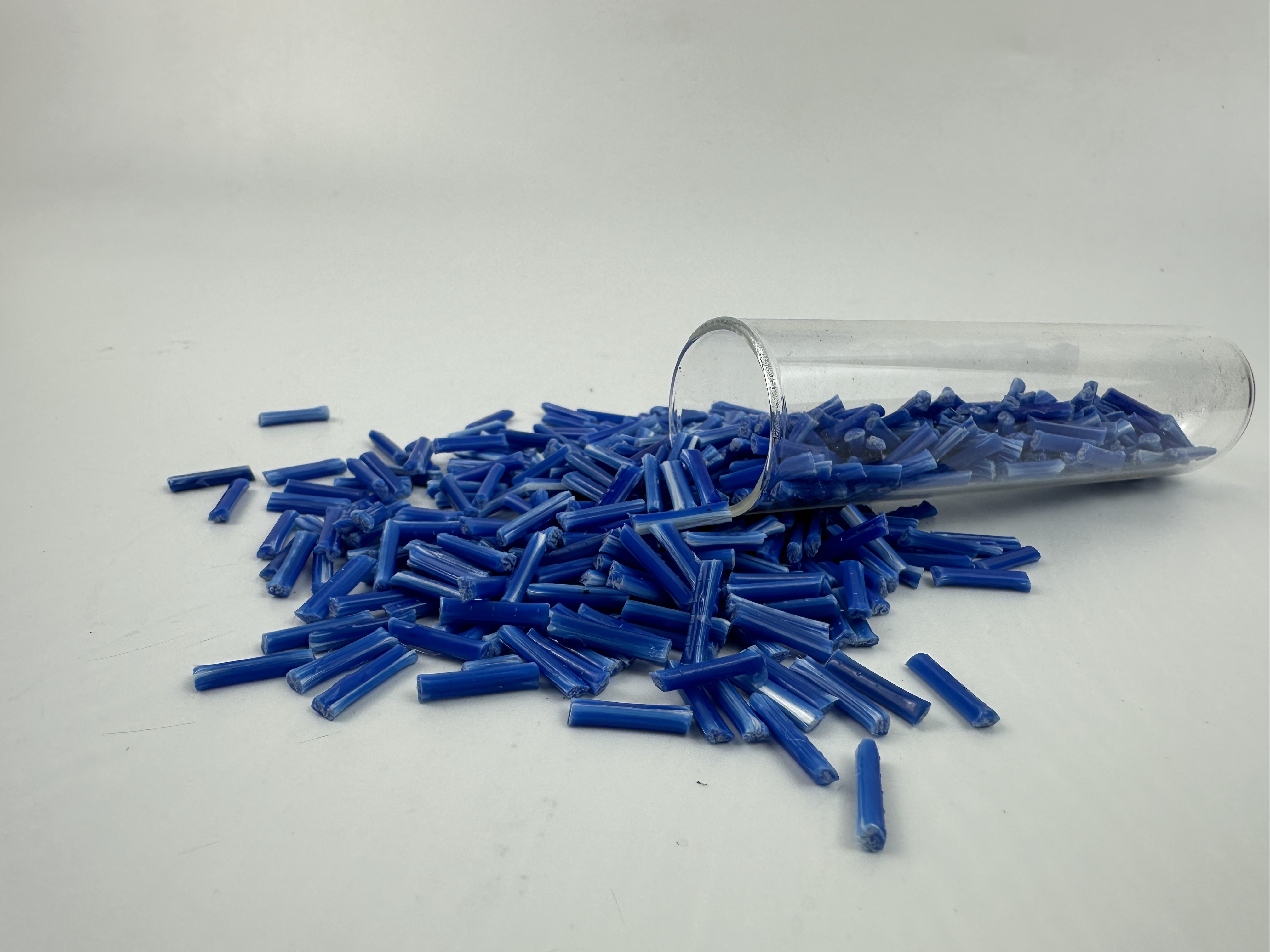 Mavi uzun elyaf takviyeli pellet granuller