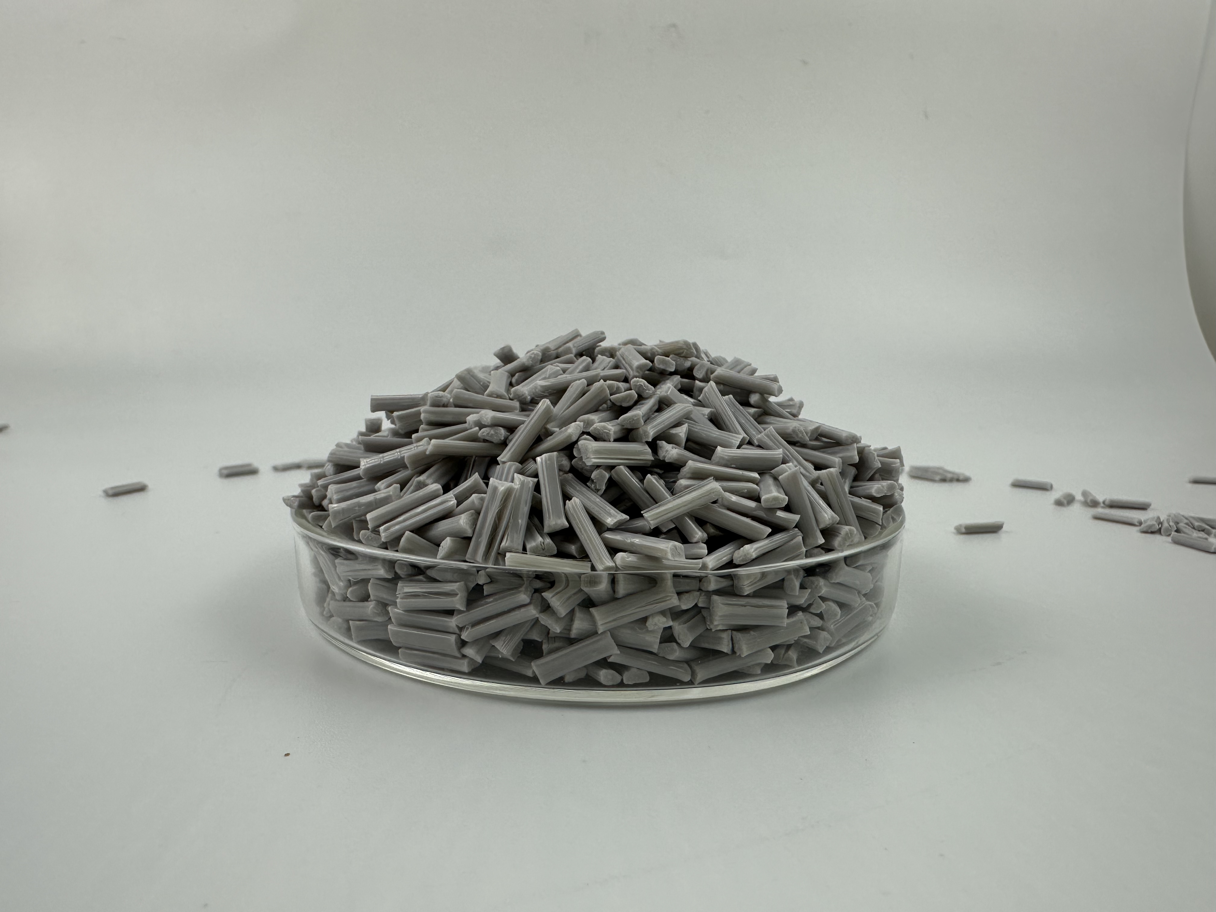 Cam elyaf takviyeli gri pellet granuller