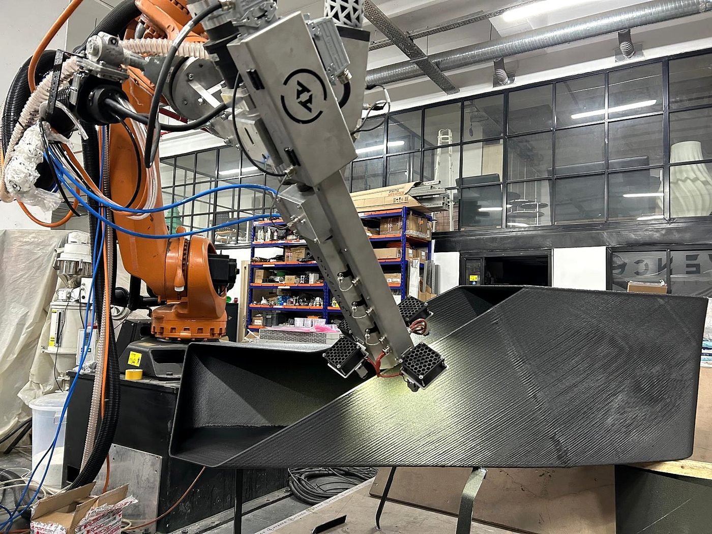 Pellet ekstrüderli robot kol ile büyük format 3D baskı